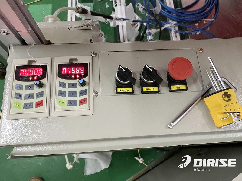 德瑞斯-熔噴布設(shè)備擠出機變頻器應用案例-現(xiàn)場圖片1